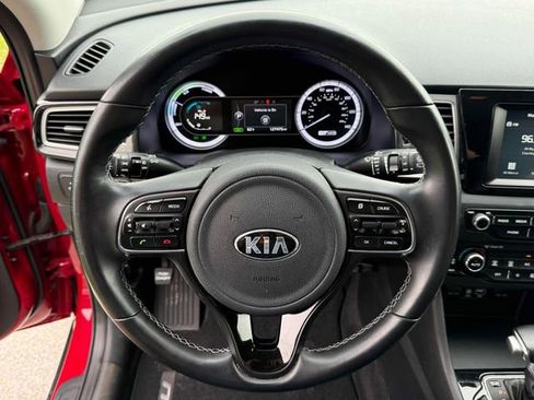 Used 2017 Kia Niro EX FWD image 12