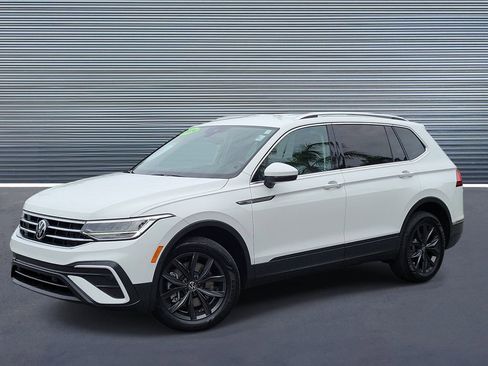 Used 2024 Volkswagen Tiguan SE FWD image 1