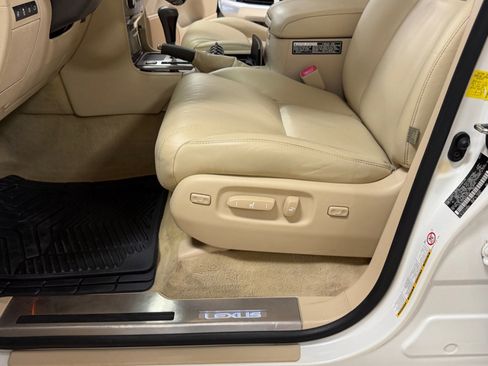 Used 2013 Lexus LX 570 4WD w/ Luxury Pkg w/Pre-crash image 19