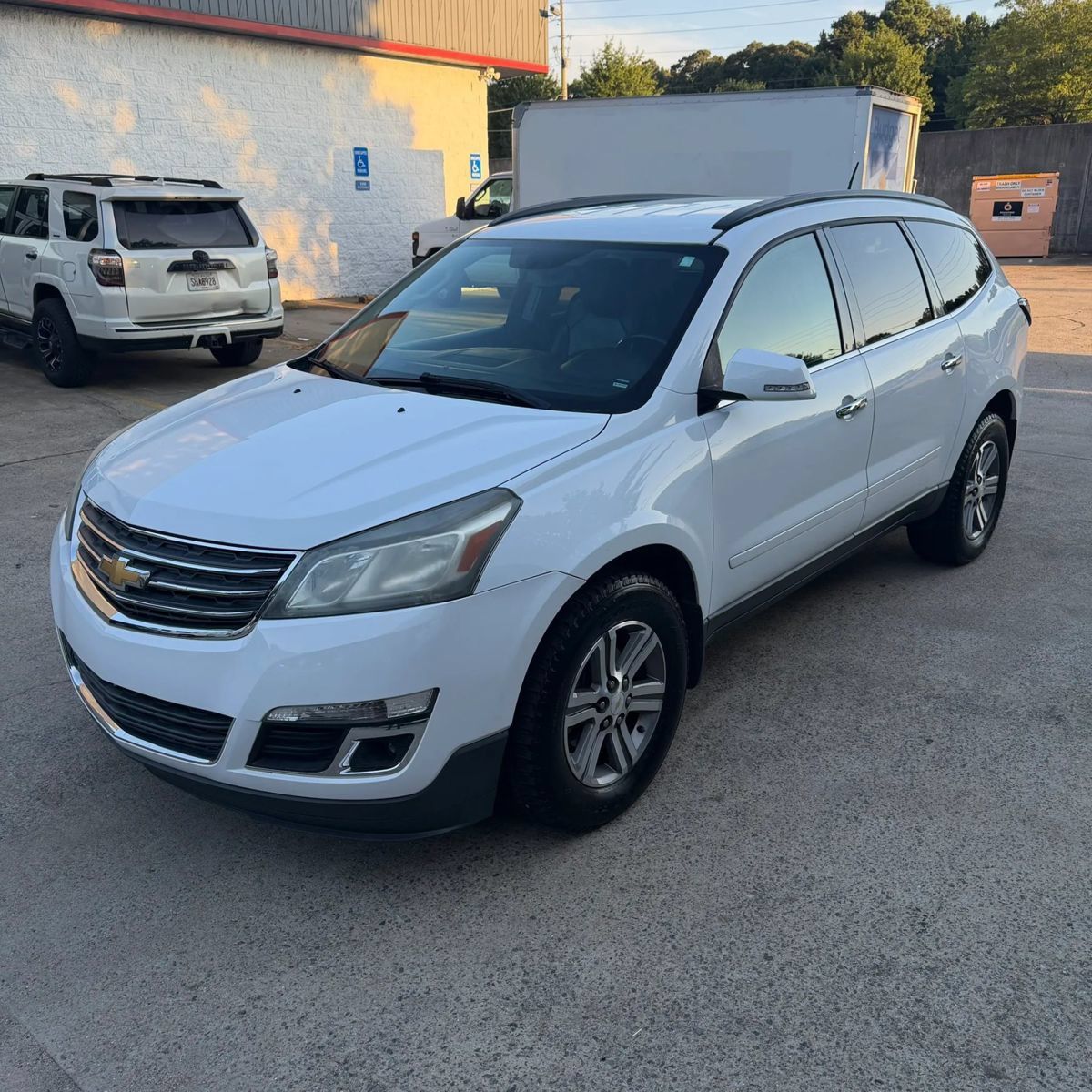 Used 2016 Chevrolet Traverse LT FWD image 2