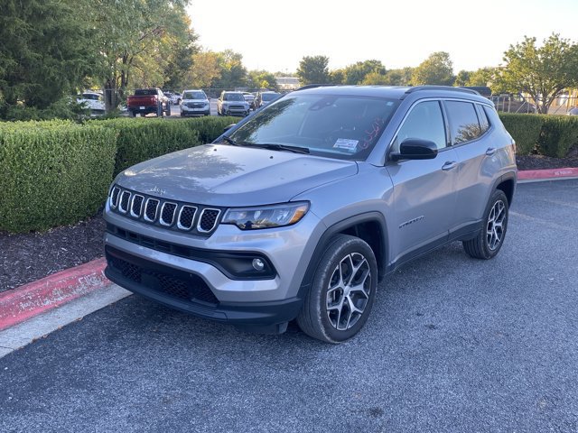 Used 2024 Jeep Compass Latitude AWD/4WD image 6