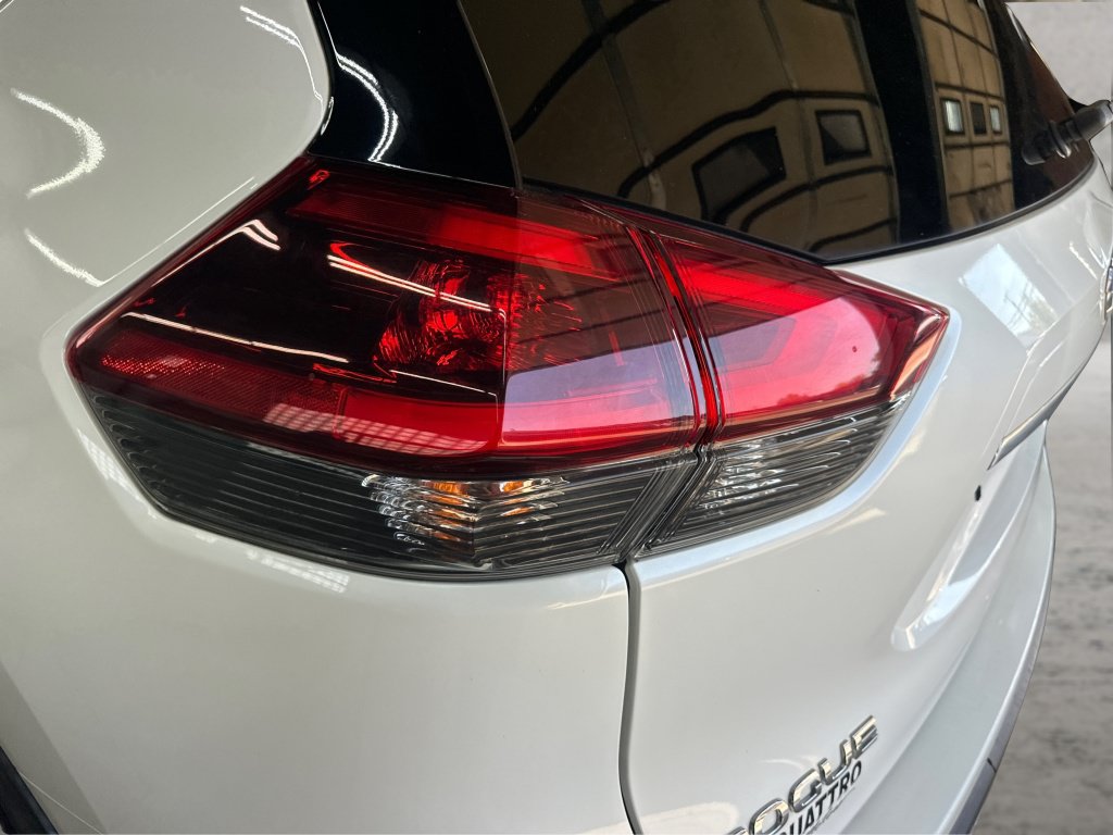 Used 2018 Nissan Rogue SV w/ Premium Package AWD/4WD image 21