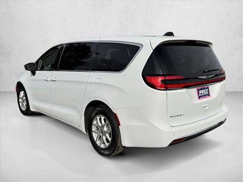 Used 2024 Chrysler Pacifica Touring-L image 5