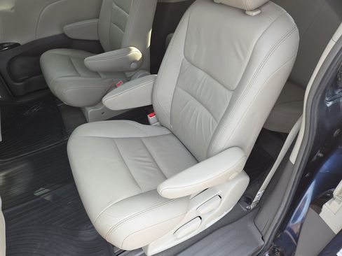 Certified 2019 Toyota Sienna XLE image 21