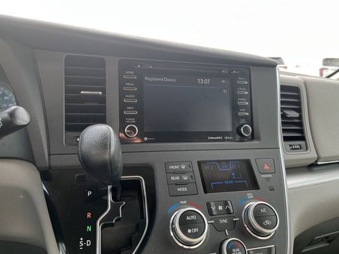 Used 2018 Toyota Sienna LE image 41