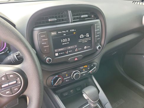 Used 2025 Kia Soul LX w/ LX Technology Package FWD image 21