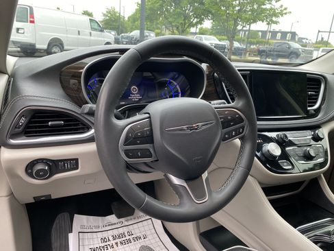 Used 2023 Chrysler Pacifica Limited FWD image 16