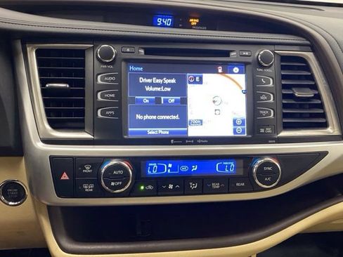 Used 2018 Toyota Highlander XLE AWD/4WD image 35