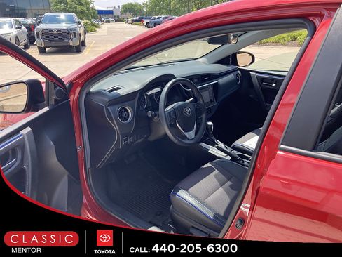 Used 2018 Toyota Corolla SE FWD image 3