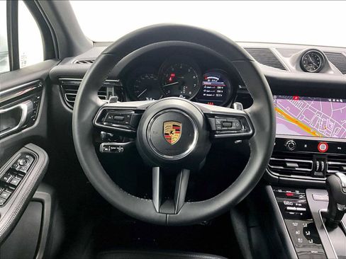 Used 2025 Porsche Macan image 18