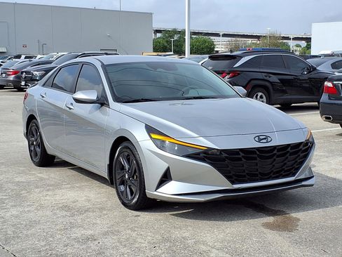 Used 2023 Hyundai Elantra SEL FWD image 2