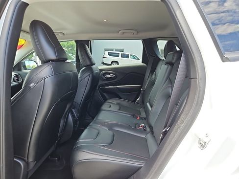 Used 2022 Jeep Cherokee Trailhawk w/ Comfort/Convenience Group AWD/4WD image 12