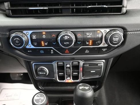 Used 2025 Jeep Wrangler Unlimited Sahara AWD/4WD image 17