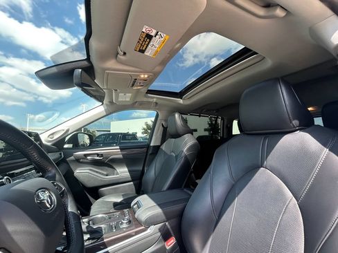 Used 2021 Toyota Highlander Limited AWD/4WD image 12