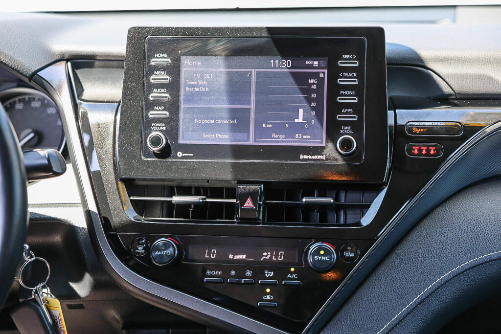 Used 2023 Toyota Camry SE FWD image 3