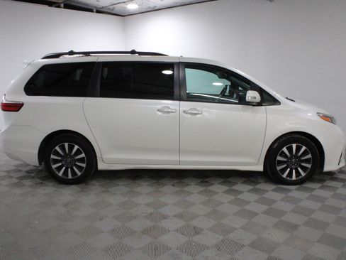 Used 2018 Toyota Sienna Limited FWD image 28