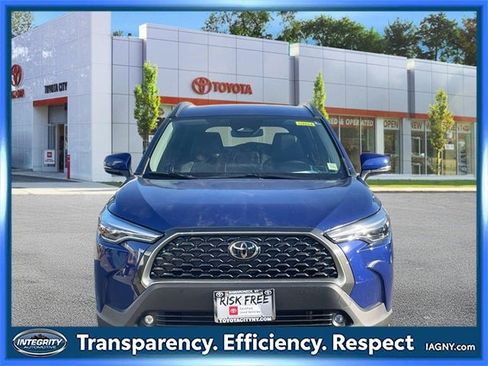 Used 2023 Toyota Corolla Cross XLE image 2