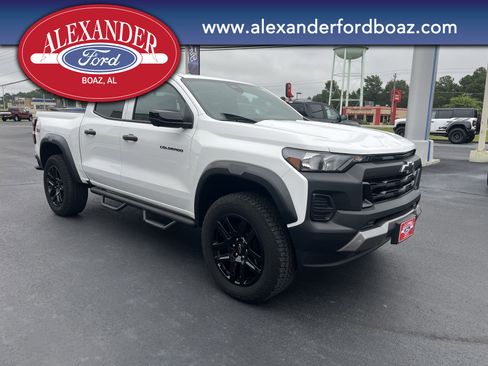 Used 2023 Chevrolet Colorado Trail Boss w/ Technology Package image 3