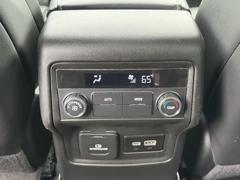 Used 2023 GMC Acadia SLT FWD image 23
