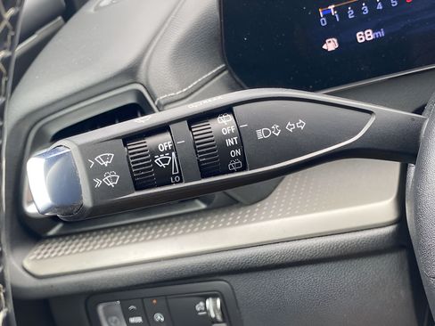Used 2025 Chevrolet Traverse LT FWD image 23
