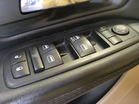 Used 2016 Dodge Grand Caravan SXT FWD image 27