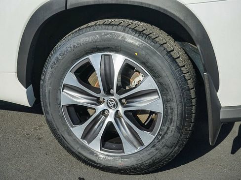 Used 2022 Toyota Highlander XLE image 12