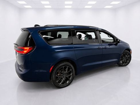Used 2023 Chrysler Pacifica Limited w/ Uconnect Theater Family Group AWD/4WD image 10