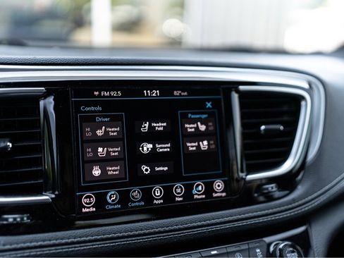 Used 2019 Chrysler Pacifica Limited w/ Advanced Safetytec Group image 18