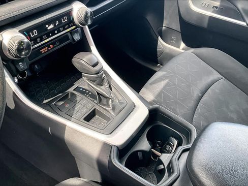 Used 2020 Toyota RAV4 XLE AWD/4WD image 16