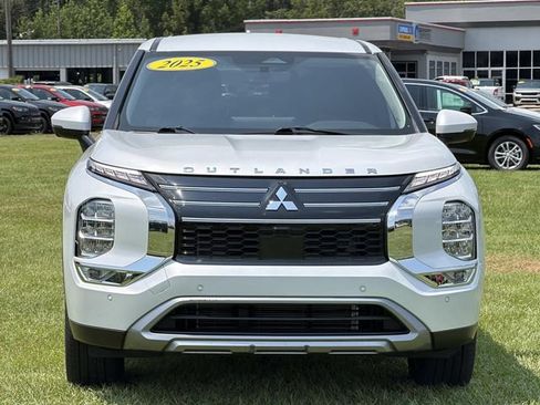 Used 2025 Mitsubishi Outlander SE FWD image 3