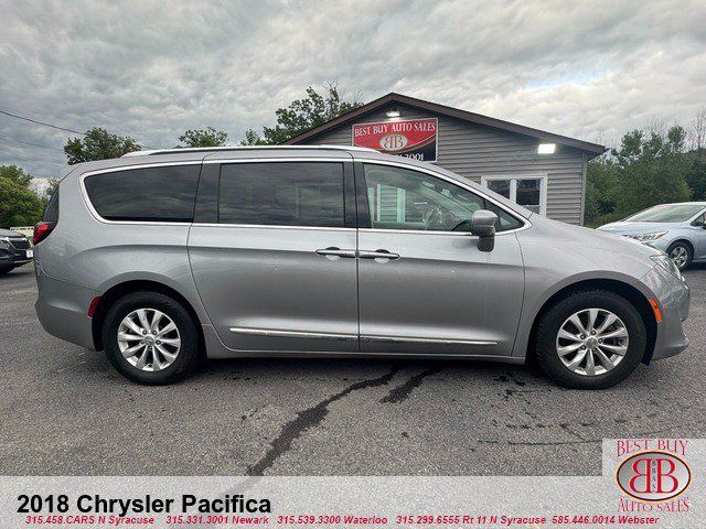 Used 2018 Chrysler Pacifica Touring-L FWD image 2