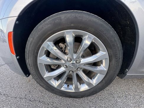 Used 2018 Chrysler 300 Limited image 22