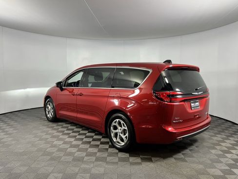 Certified 2024 Chrysler Pacifica Limited image 8