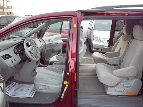 Used 2012 Toyota Sienna LE w/ Towing Pkg image 3