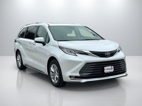 Used 2026 Toyota Sienna Limited AWD/4WD image 3