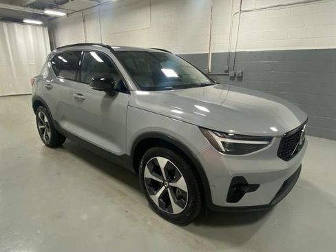 Used 2026 Volvo XC40 B5 Plus AWD/4WD image 4