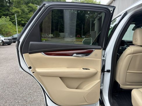 Used 2017 Cadillac XT5 Premium Luxury FWD image 12