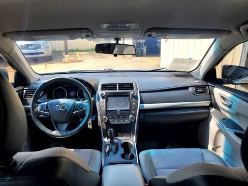 Used 2017 Toyota Camry SE FWD image 2