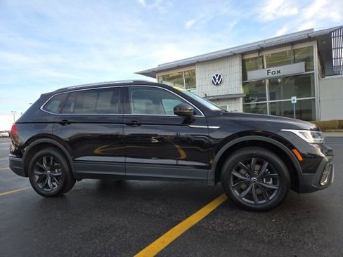 Used 2024 Volkswagen Tiguan SE w/ Panoramic Sunroof Package image 1