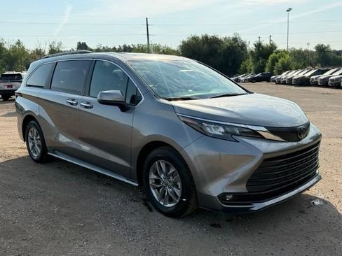 Used 2026 Toyota Sienna XLE FWD image 7