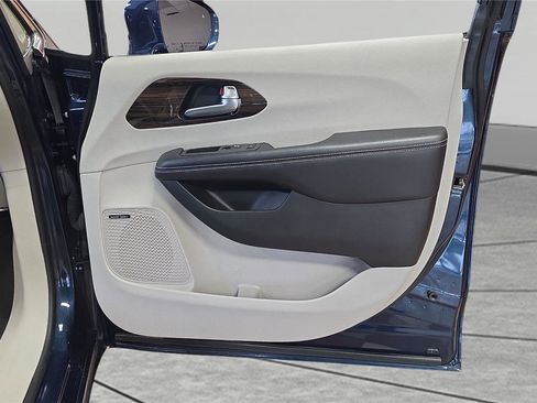 Used 2022 Chrysler Pacifica Limited image 27