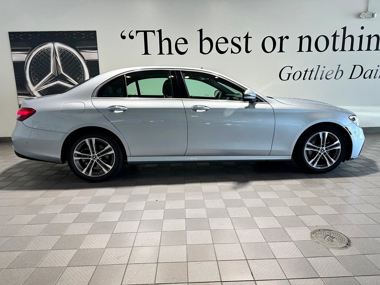 Used 2023 Mercedes-Benz E 350 4MATIC Sedan image 3