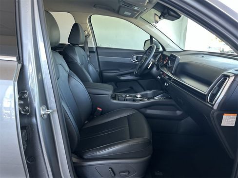 Used 2025 Kia Sorento EX image 32