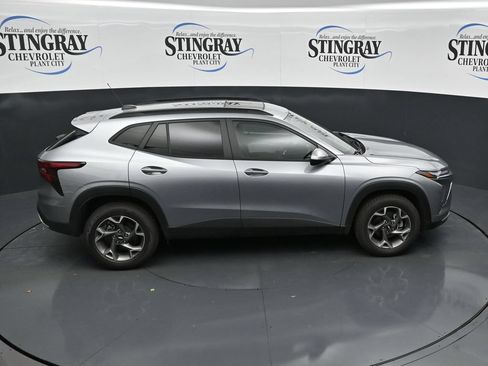 Used 2024 Chevrolet Trax LT w/ Sunroof Package FWD image 25