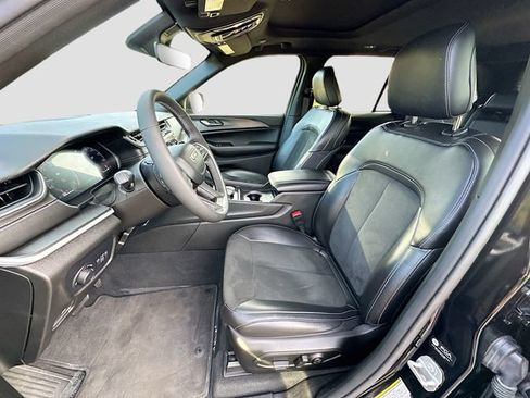 Used 2025 Jeep Grand Cherokee Altitude RWD image 21