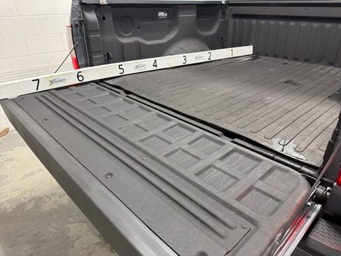 Used 2018 Nissan Titan SV w/ SV Convenience Package AWD/4WD image 9