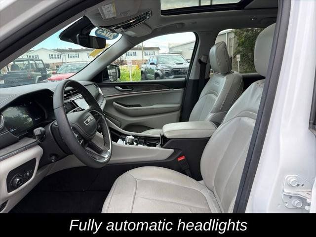 Certified 2023 Jeep Grand Cherokee Overland AWD/4WD image 17