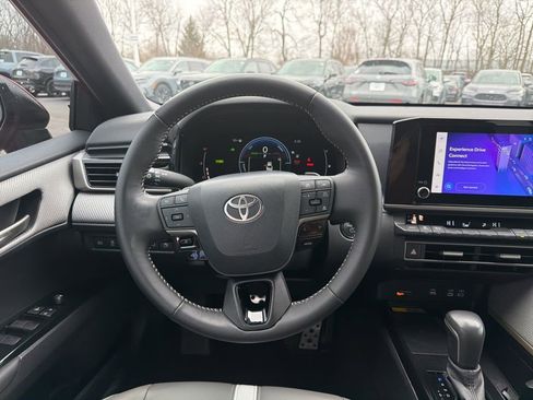 Used 2025 Toyota Camry SE w/ Convenience Package image 12