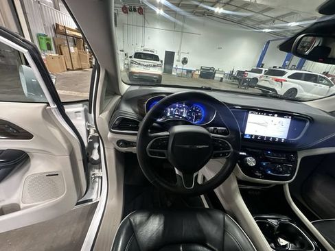 Used 2022 Chrysler Pacifica Limited AWD/4WD image 15