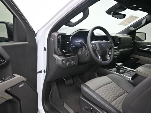 Used 2025 Chevrolet Silverado 1500 ZR2 w/ Technology Package image 10